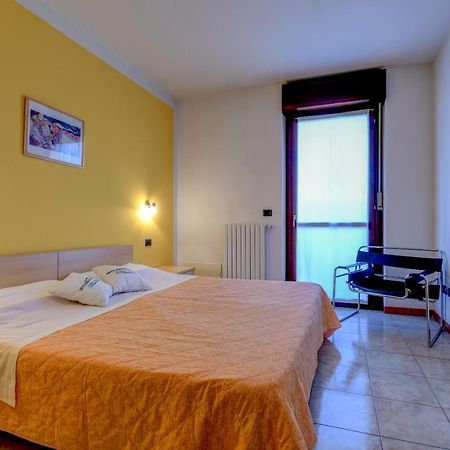 Residence Meridiana Peschiera del Garda Bagian luar foto