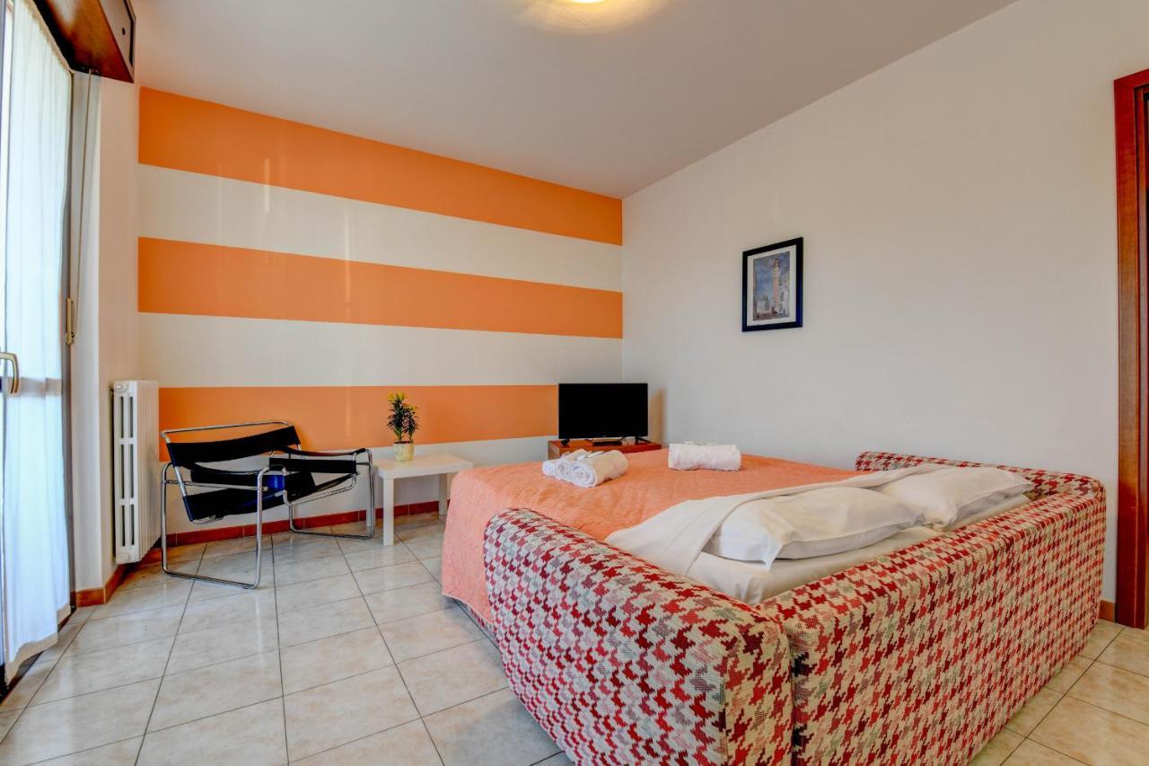 Residence Meridiana Peschiera del Garda Bagian luar foto
